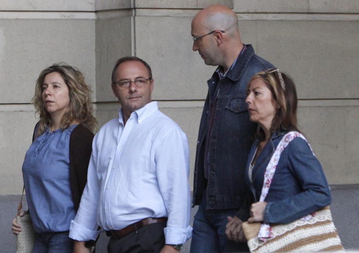 Els pares de Marta del Castillo, Eva Casanueva i Antonio del Castillo (esquerra), i l’oncle de Marta, Javier Casanueva, a l’arribar aquest matí a l’Audiència Provincial de Sevilla. Els pares de Marta del Castillo, Eva Casanueva i Antonio del Castillo (esquerra), i l’oncle de Marta, Javier Casanueva, a l’arribar aquest matí a l’Audiència Provincial de Sevilla.