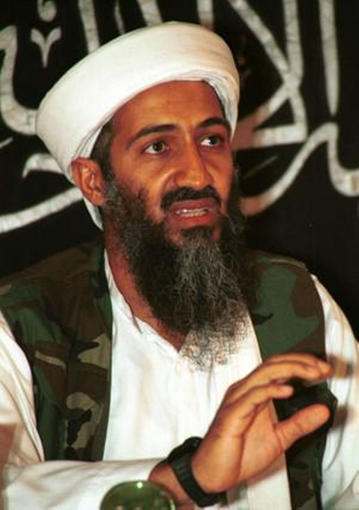 En aquesta imatge de 1998, el líder d’Al-Qaida parla als periodistes a Khost, Afganistan. La foto va sortir a la llum el 19 de març del 2004.