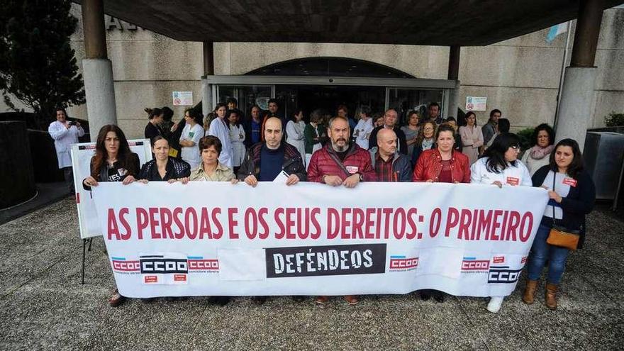 La concentración celebrada ayer ante el hospital. // Iñaki Abella