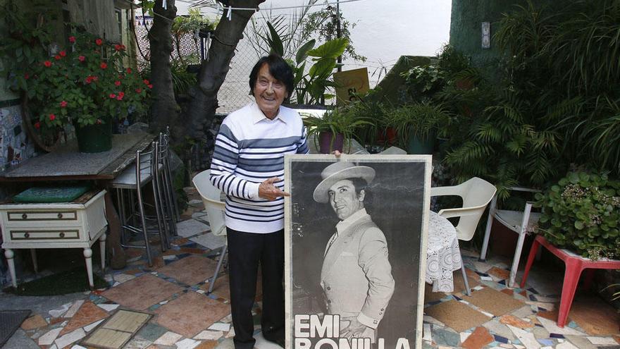Emi Bonilla, esta semana en la casa de unos amigos en Churriana, donde vive desde hace un año, posa con uno de sus carteles.