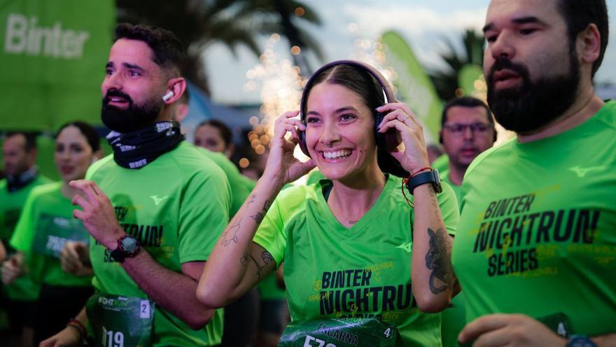 Una corredora participa en la pasada edición de la Binter NightRun en Santa Cruz de Tenerife.