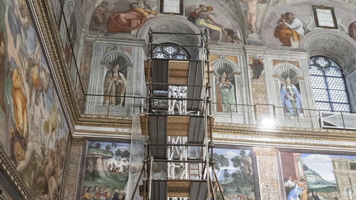 La Capilla Sixtina apresura sus preparación al cónclave instalando las estufas y sus mesas
