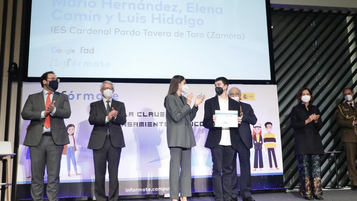 Luis Hidalgo posa junto a la reina y organizadores del concurso tras recoger el premio