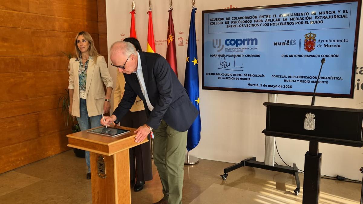 Frima de convenio para crear la figura del mediador del ruido.