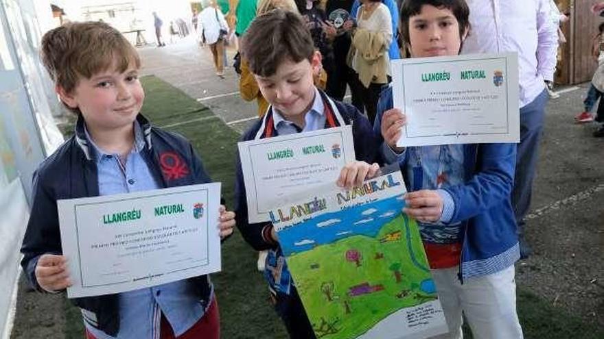 Los alumnos del colegio Beata Imelda-Santo Tomás, con el cartel ganador.