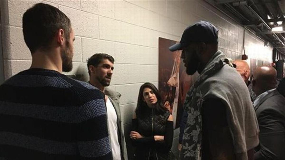 LeBron James charló con Phelps y su esposa al final del partido ante los Suns
