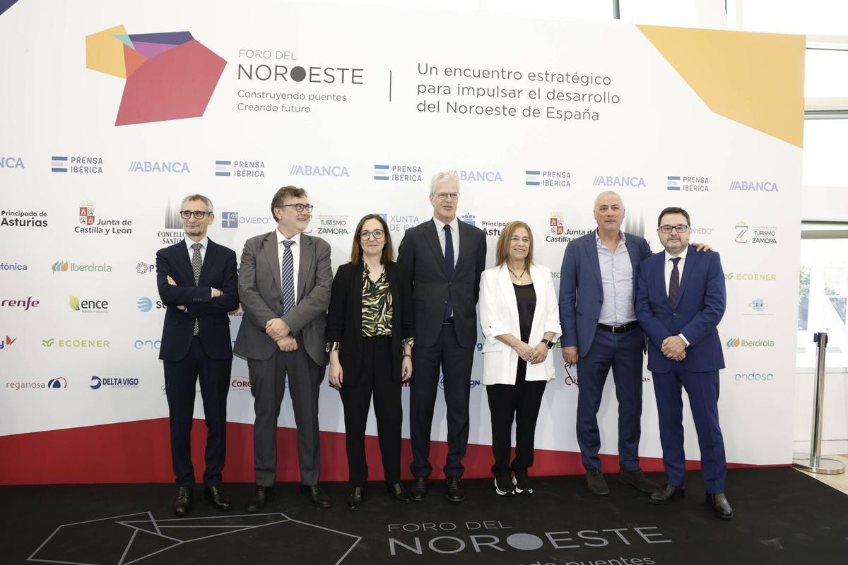 Por la izquierda, Xaime Leiro, director de El Correo Gallego, Manuel Ferreiro, director de La Opinión A Coruña, Gemma Robles, directora de la red de contenidos de Prensa Ibérica, Martí Saballs, director de información económica de Prensa Ibérica, Begoña Galache, directora de La Opinión de Zamora, Rogelio Garrido, director de Faro de Vigo, y Gonzalo Martínez Peón, director de La Nueva España.