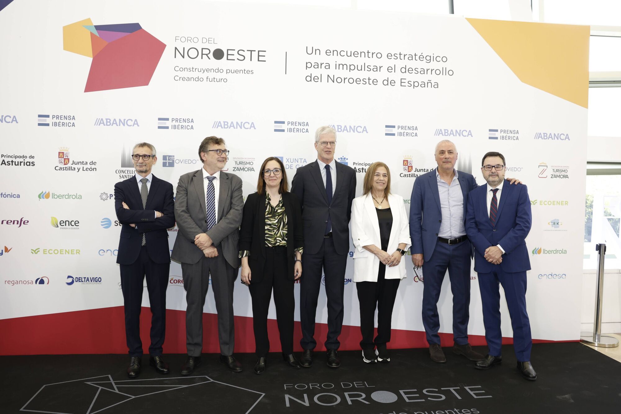 Por la izquierda, Xaime Leiro, director de El Correo Gallego, Manuel Ferreiro, director de La Opinión A Coruña, Gemma Robles, directora de la red de contenidos de Prensa Ibérica, Martí Saballs, director de información económica de Prensa Ibérica, Begoña Galache, directora de La Opinión de Zamora, Rogelio Garrido, director de Faro de Vigo y Gonzalo Martínez Peón, director de La Nueva España. 