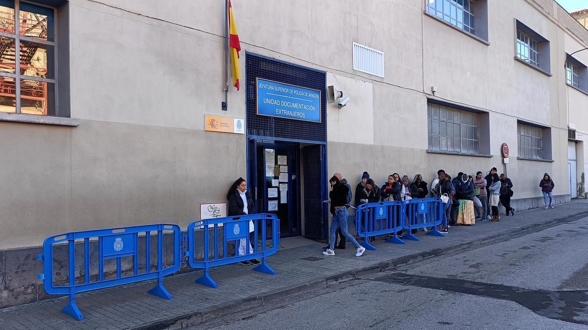 Filas en la Oficina de Extranjería de Zaragoza, en la comisaría de Delicias.
