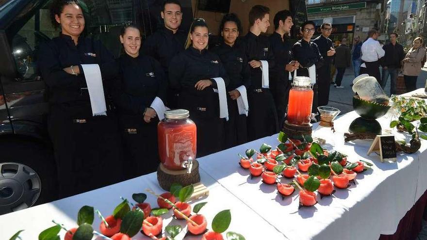 El alumnado del Carlos Oroza ofreció una degustación gratuita al presentar la feria gourmet. // G. Santos