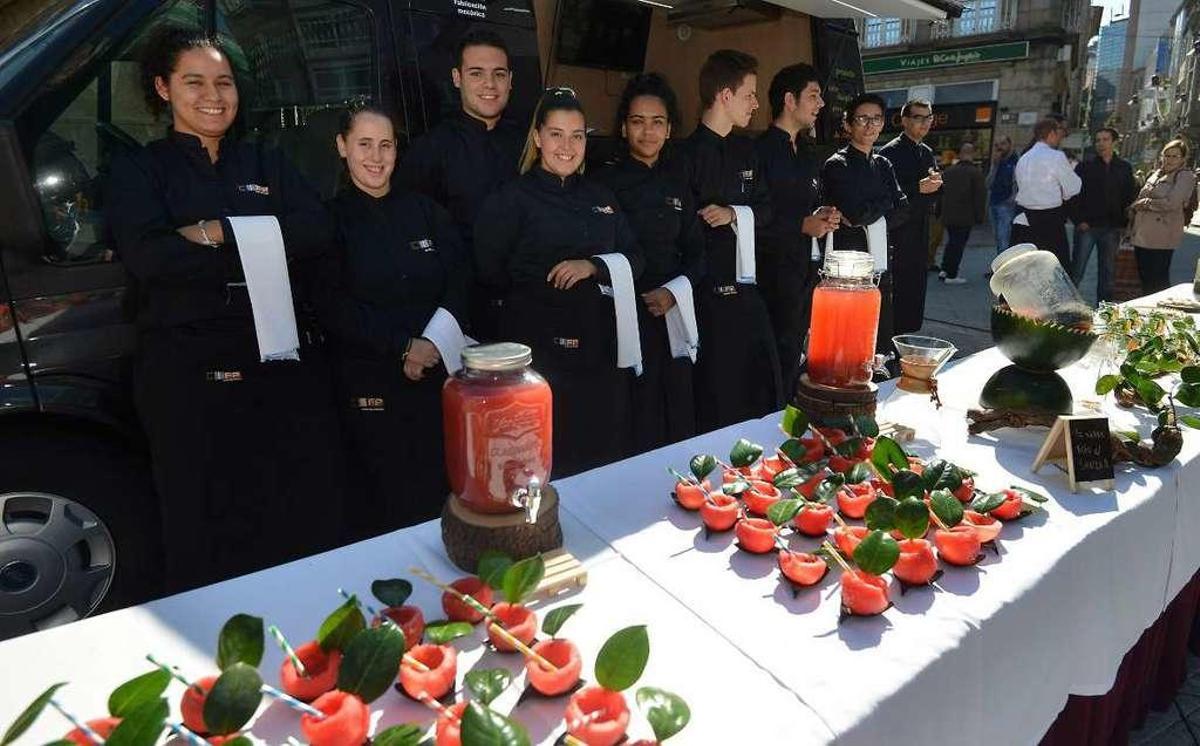 El alumnado del Carlos Oroza ofreció una degustación gratuita al presentar la feria gourmet. // G. Santos