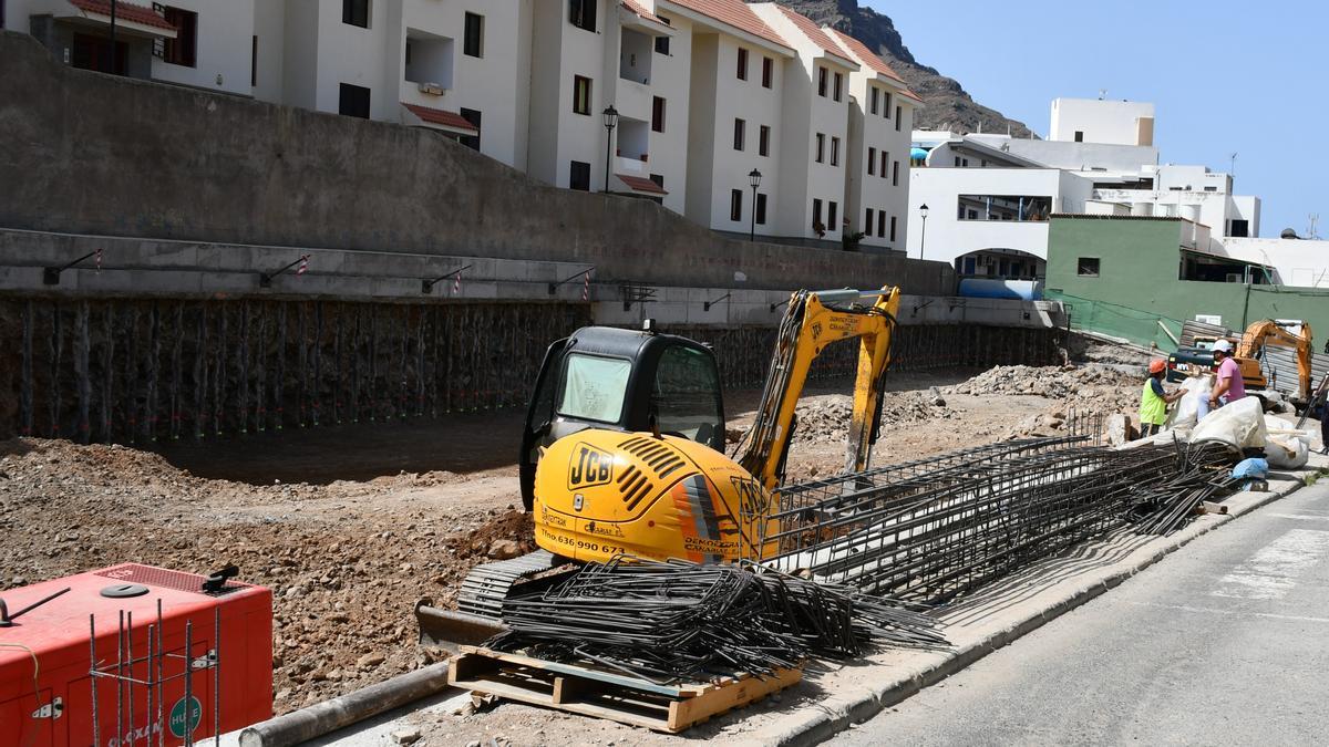 Obras del edificio de aparcamientos del casco de Mogán.