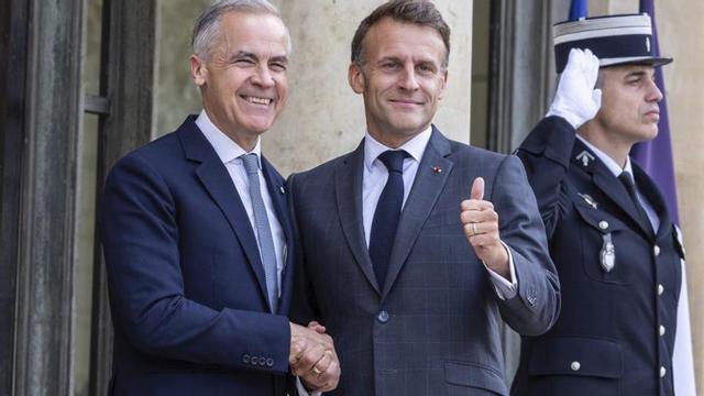 Macron rep el primer ministre canadenc, Carney, a l’Elisi. | CHIRSTOPHE PETIT TESSON / EFE