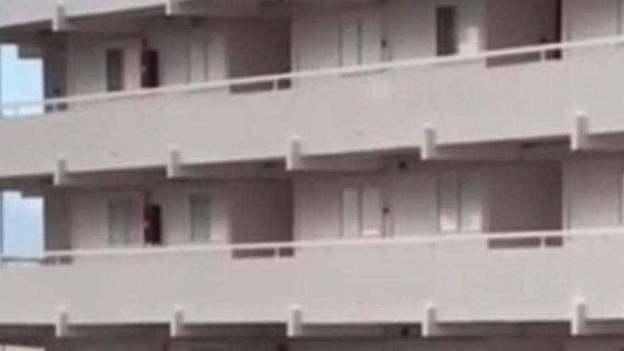 Agentes de la Policía Nacional, el martes, en uno de los registros practicados en Tenerife. | LP/DLP