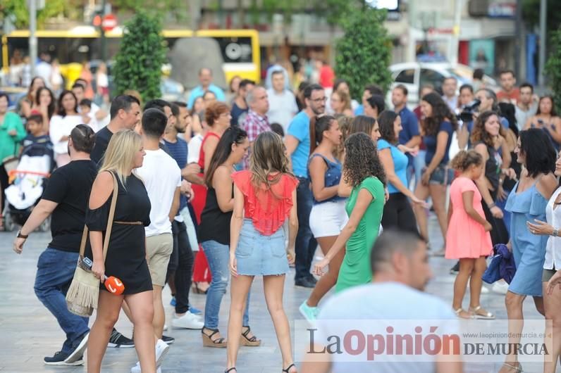 Los bailes latinos salen a la calle en Murcia