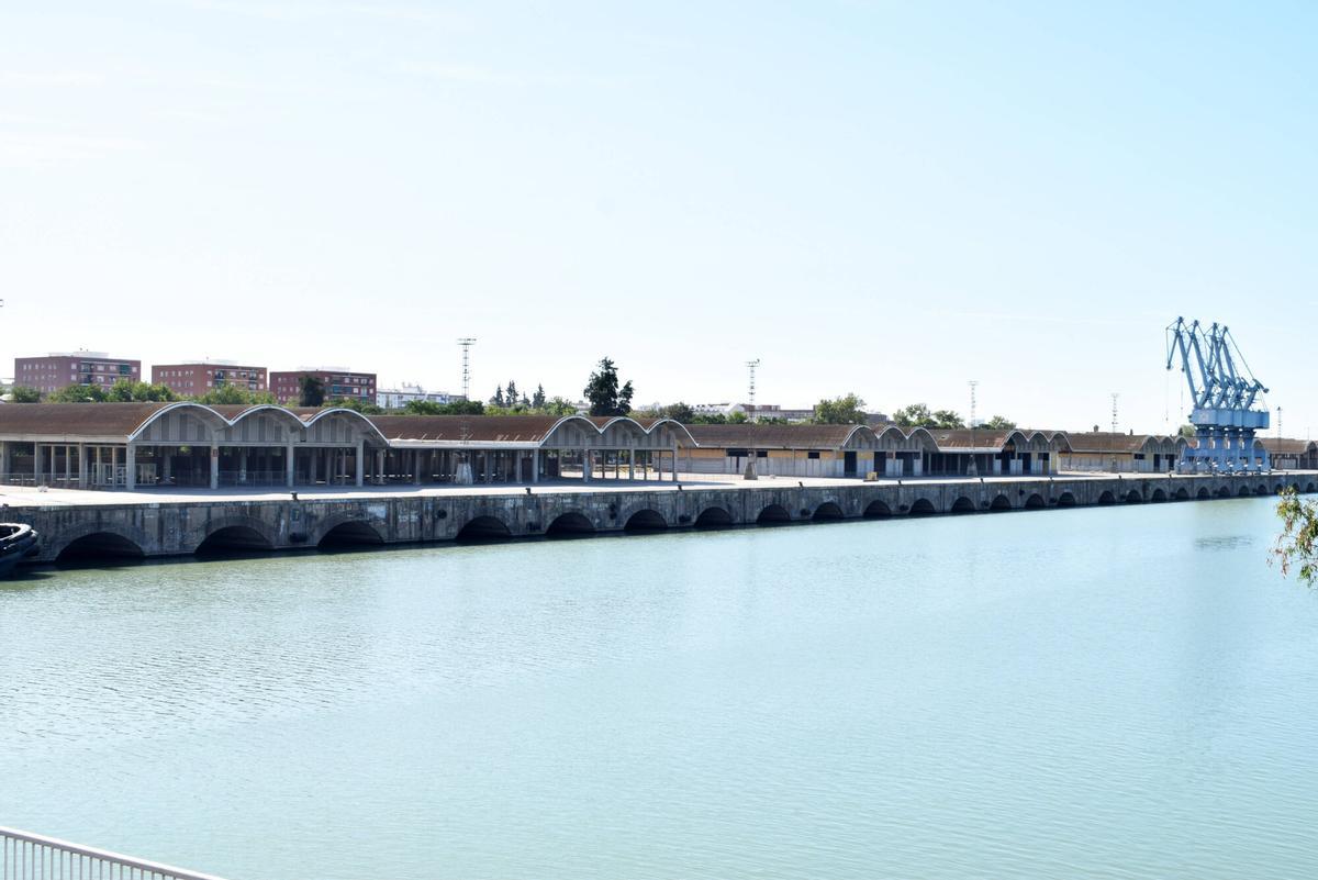 Muelle de Tablada en el Puerto de Sevilla, tinglados de los antigúos astilleros donde se ubicará la nueva terminal de cruceros.