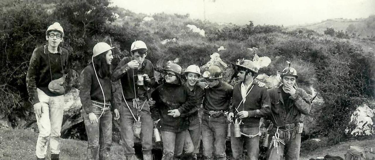 La fotografía original: por la izquierda, Jesús Fernández Malvárez, Corona Morales (destacada), Tito Fernández Bustillo, Pía Posada, Eloísa Fernández Bustillo, Elías Ramos, Adolfo Inda y Ruperto Álvarez.