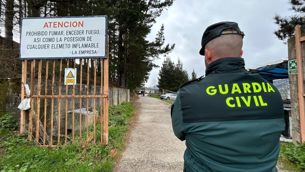 Un guardia civil controla el acceso a la empresa pirotécnica donde se produjo la explosión de Cangas del Narcea con un fallecido.