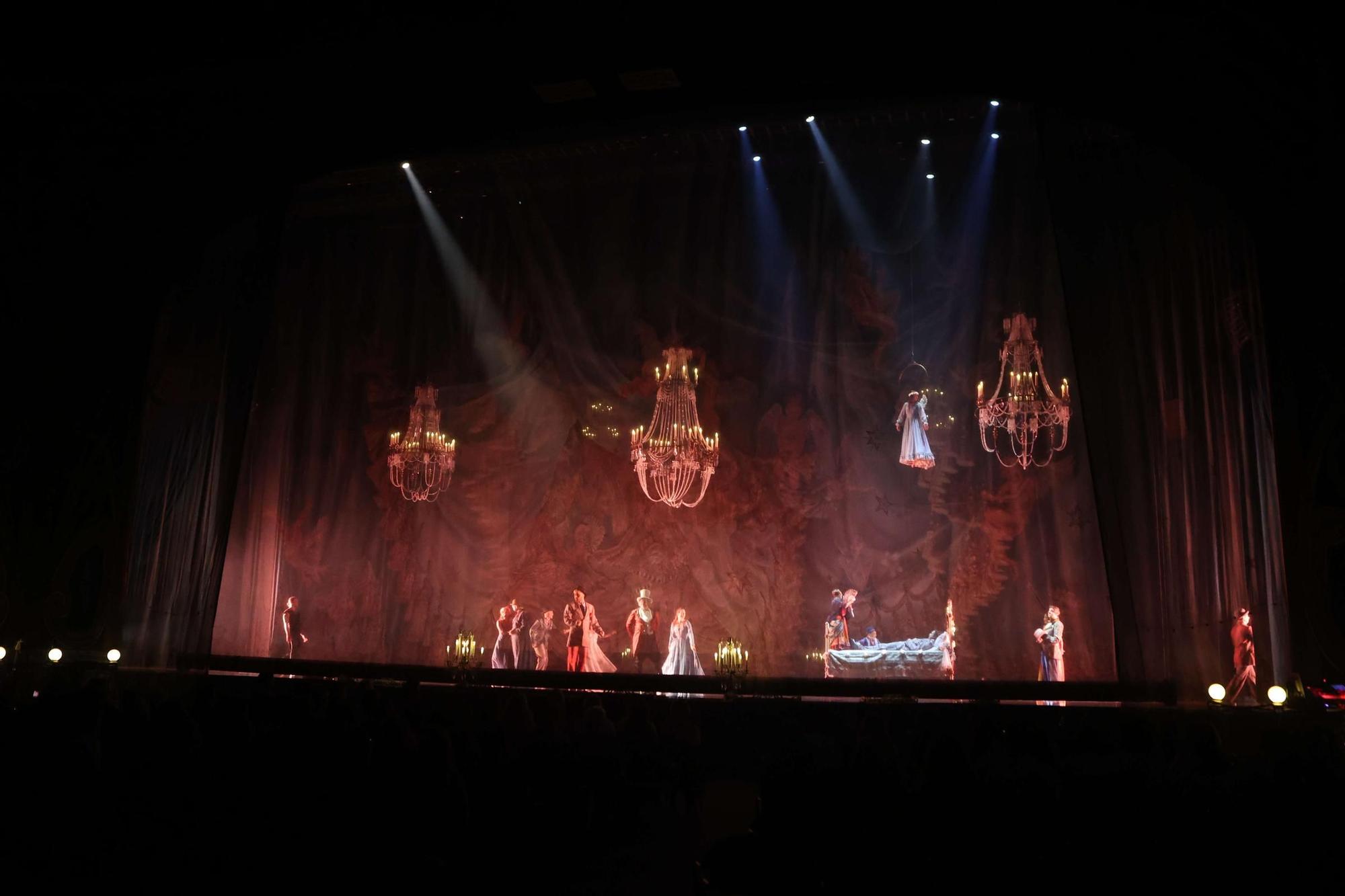 El público de A Coruña aplaude a los artistas del Circo del Sol con 'Corteo' en el Coliseum