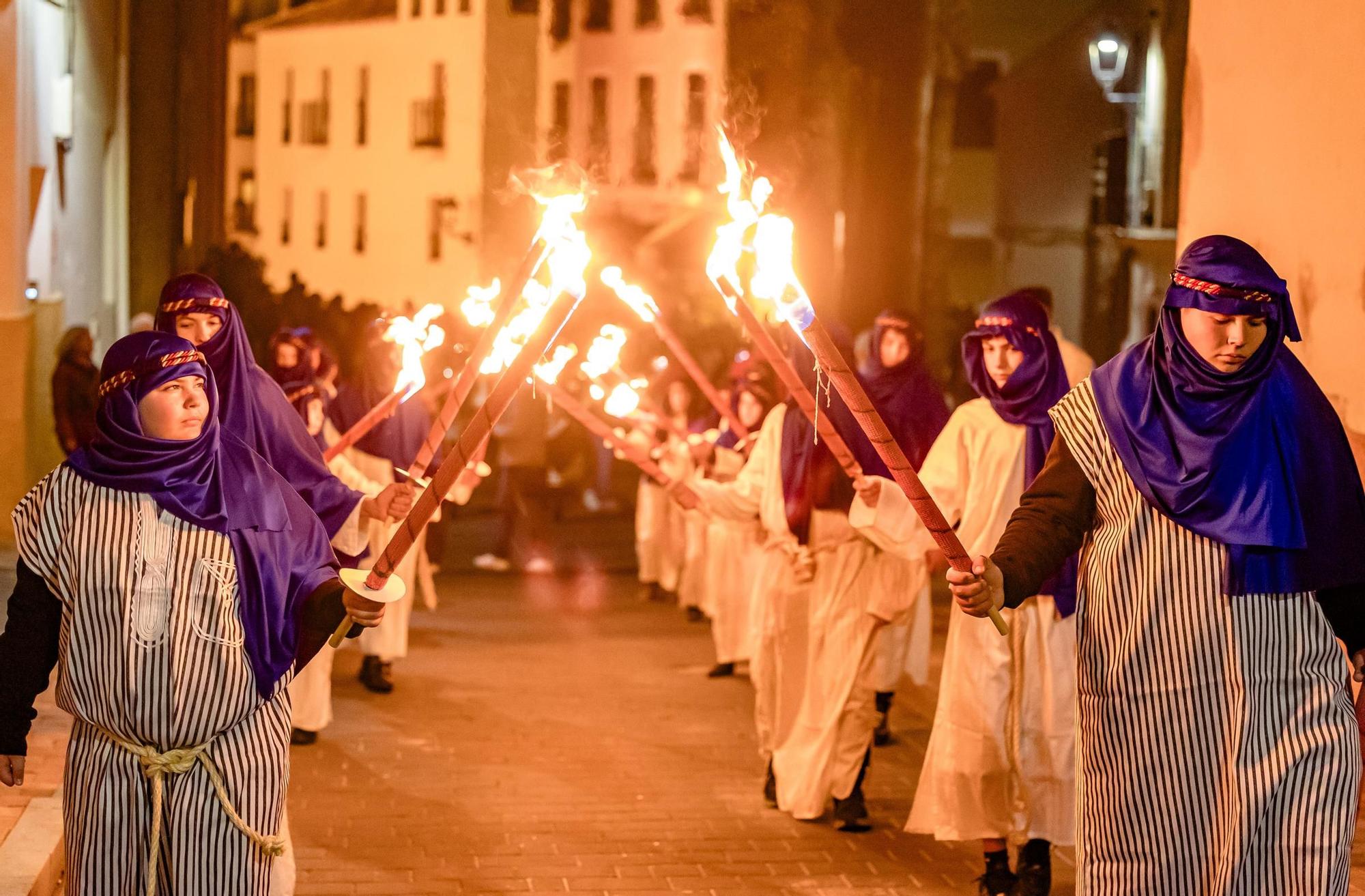 Actores y actrices amateurs escenifican “La Passió” de La Nucia en la noche del Jueves Santo