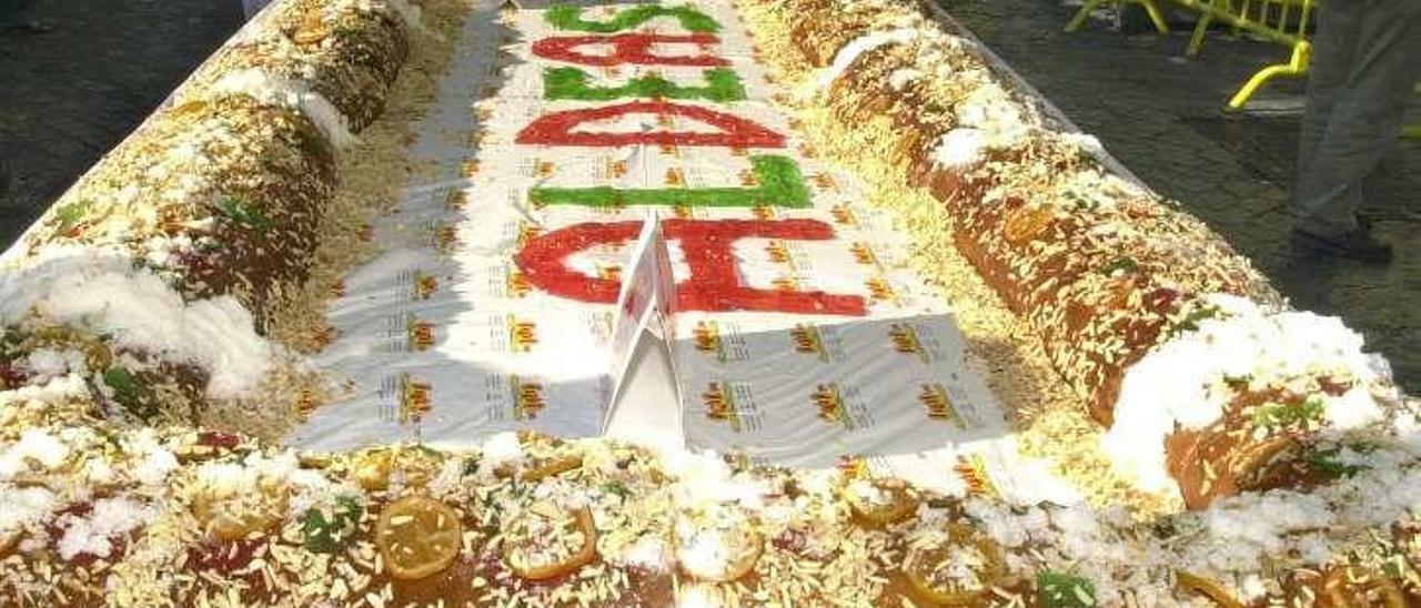 Roscón gigante espolvoreado con abundante azúcar. // Efe