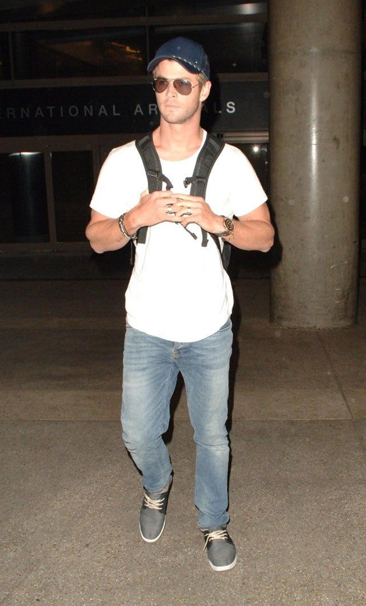 Chris Hemsworth con un look cómodo en el aeropuerto