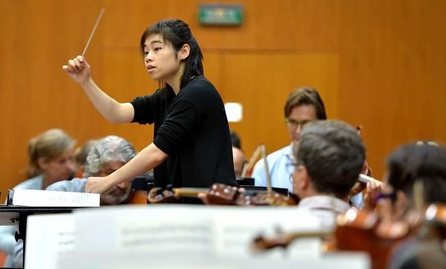 ELIM CHAN DIRECTORA CHINA ORQUESTA FILARMONICA