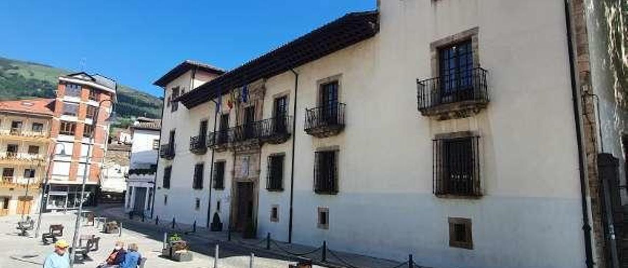 El palacio de los Condes de Toreno, sede del Ayuntamiento cangués.