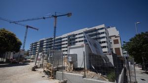 10/07/2024 El edificio de viviendas del Plan Vive en construcción, a 10 de julio de 2024, en Madrid (España). Hoy se ha abierto el plazo de inscripción para optar a una de las 332 viviendas de alquiler asequible del Plan Vive de la Comunidad de Madrid en el barrio de Valdebebas. Las viviendas, actualmente en construcción, son de uno, dos y tres dormitorios, y se ofertarán en régimen de alquiler VPPL. Las primeras entregas están previstas para principios de 2025. ECONOMIA Eduardo Parra - Europa Press