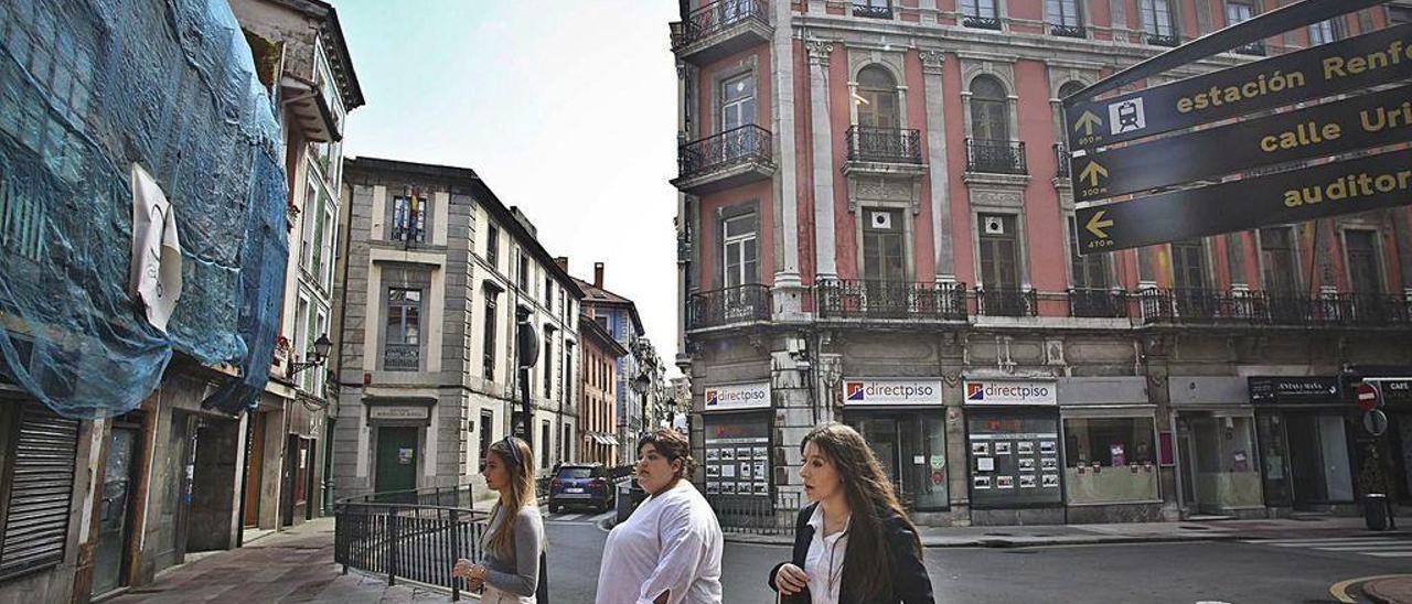 A la izquierda, cubierto con una red azul, el edificio de la esquina entre las calles Rosal y Jesús. Enfrente, el número 1 de la calle Fruela.