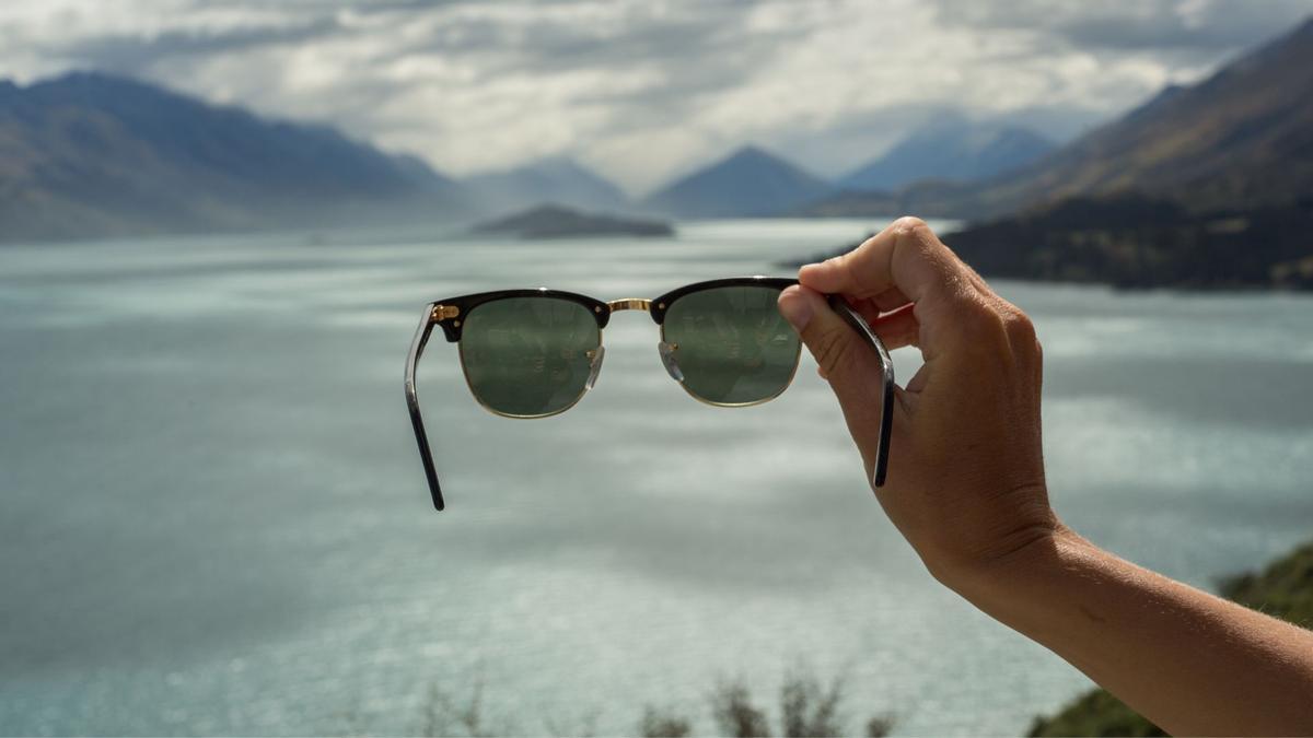 Viral en TikTok Un optometrista pone a prueba las gafas mas baratas de Decathlon para comprobar si protegen de los rayos UV