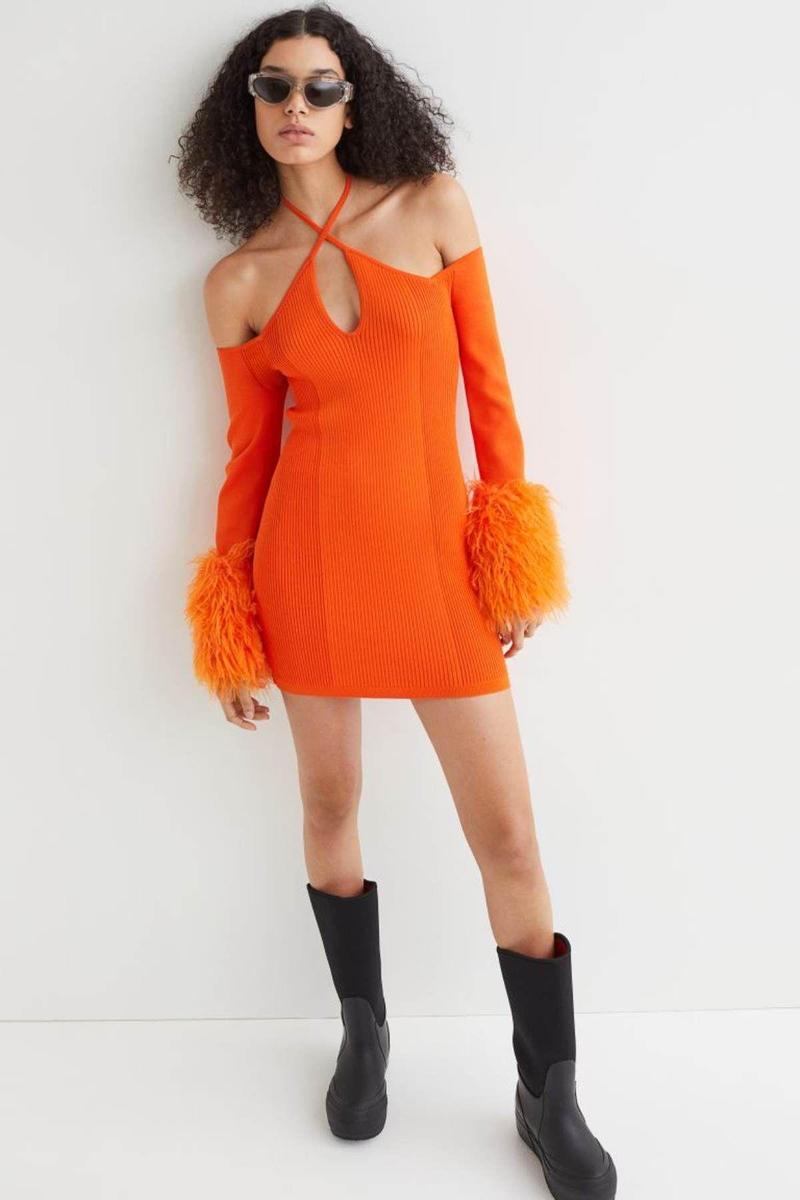 Vestido de canalé naranja de escote cruzado y plumas en las mangas de H&amp;M