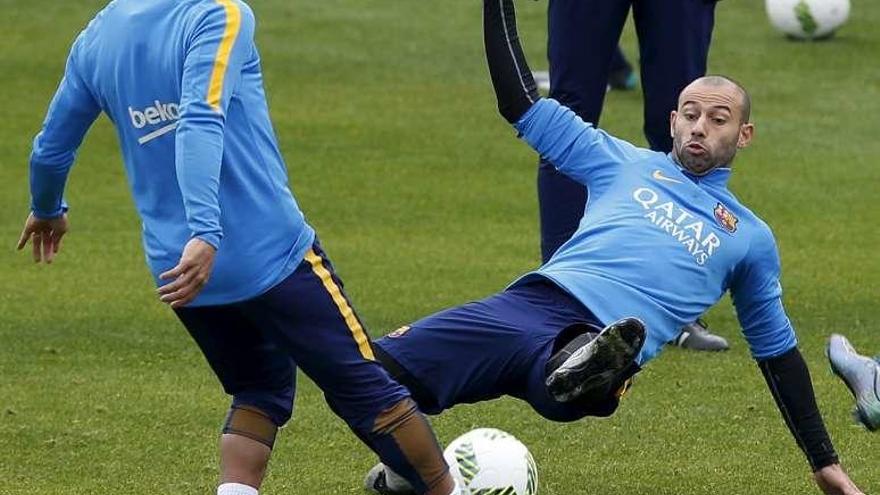 Mascherano y Adriano, en el entrenamiento de ayer. toru hanai / reuters