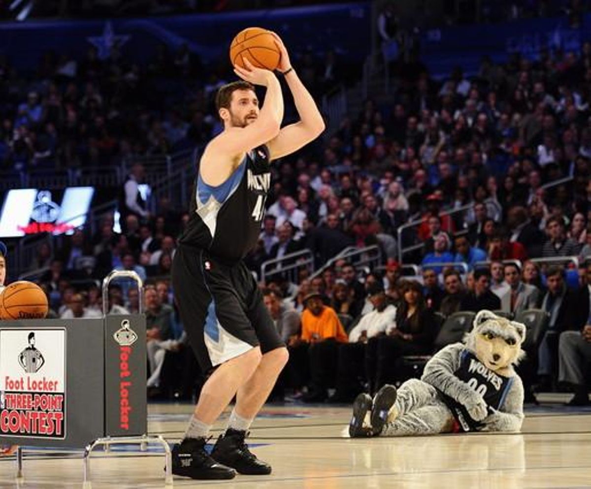Love durant el concurs de triples, vigilat per la mascota dels Timberwolves. Love durant el concurs de triples, vigilat per la mascota dels Timberwolves.