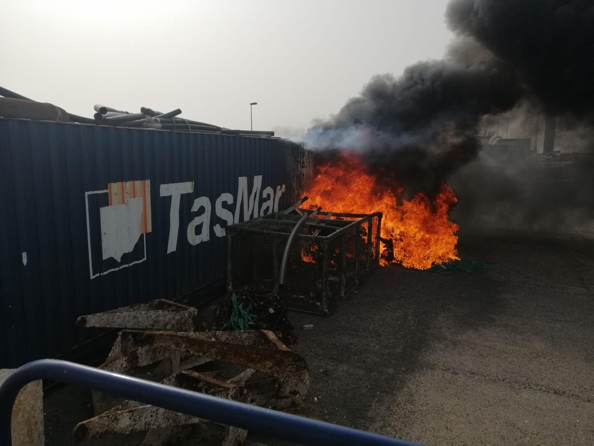 Un incendio obliga a desalojar el muelle de Castillo del Romeral