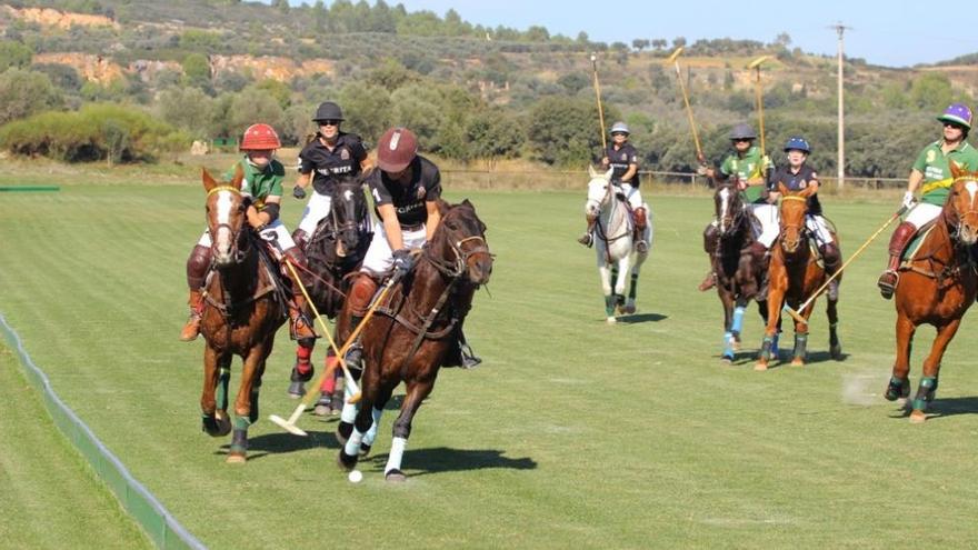 Una jugada d&#039;un partit de polo en el CP Ampurdán