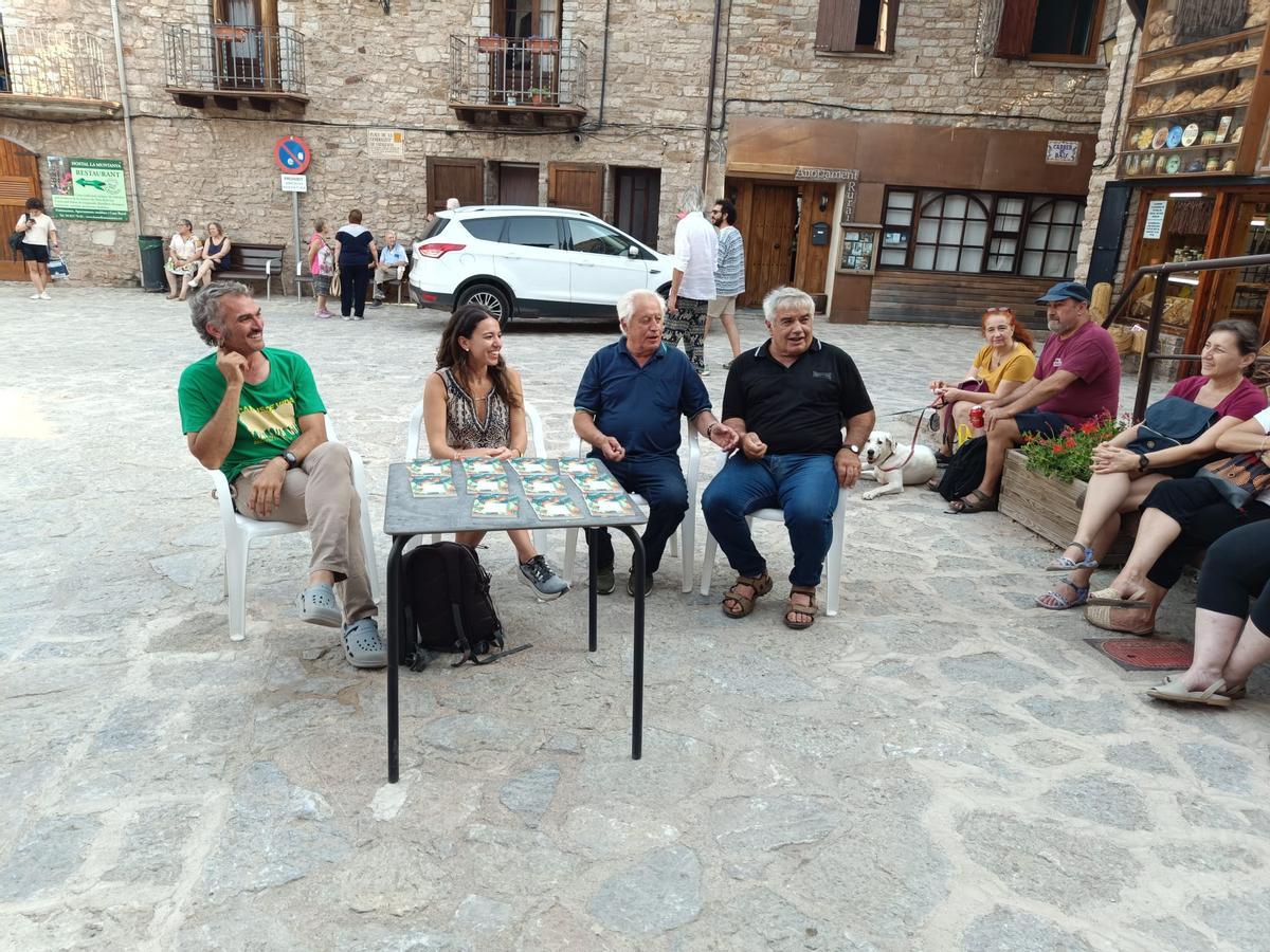 Daniel Giraldo, laura Serrat, Salvador Juncà i Ernest Sitjes, durant la presentació del llibre "Camí de Marina"