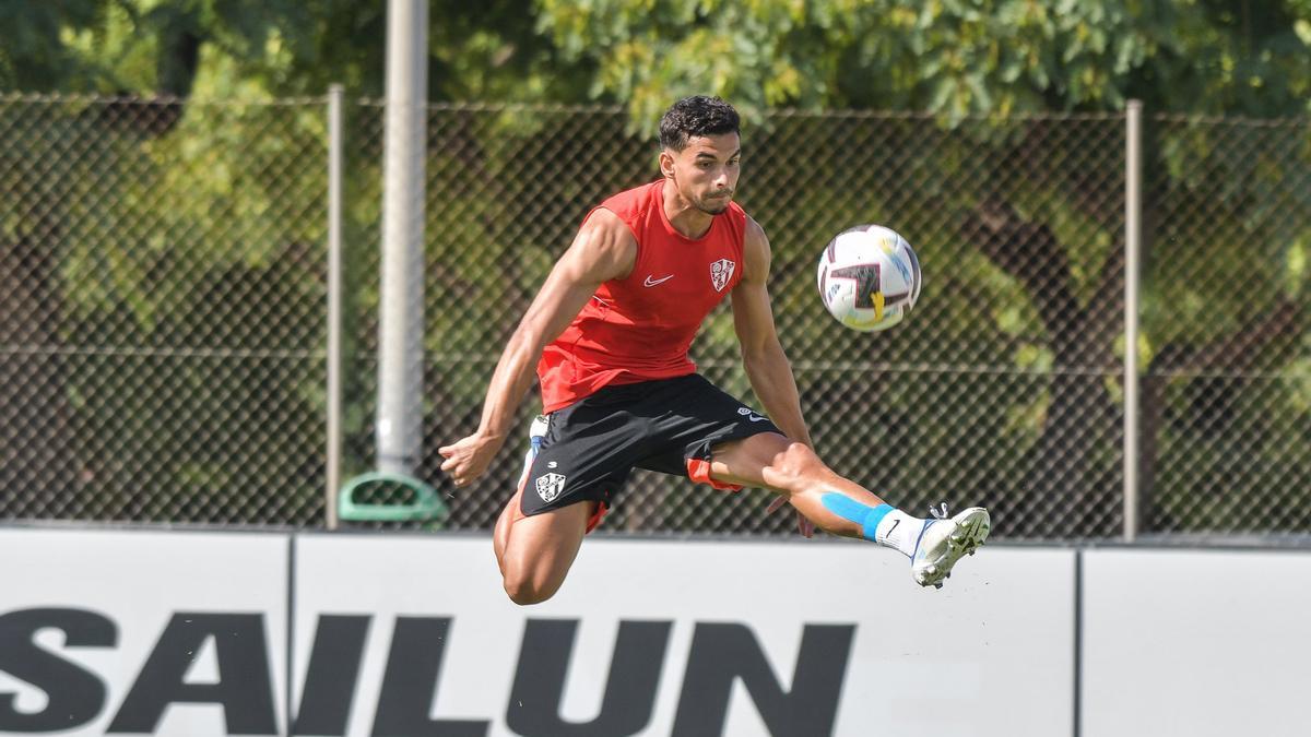 Florian Miguel en un entrenamiento previo al partido frente al Levante.