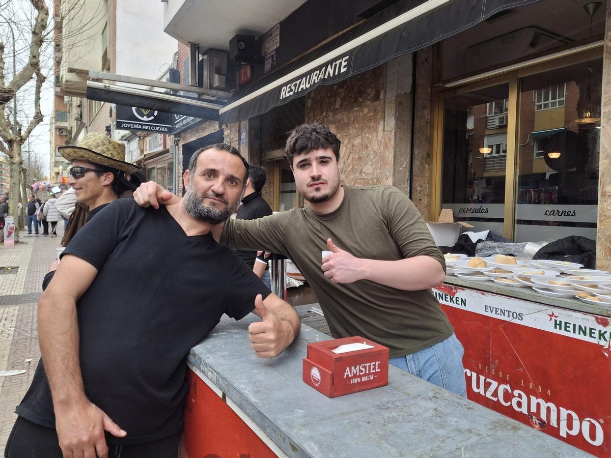 Francisco posa junto a su compañero Jaime en la barra del bar La Esquina (San Roque).