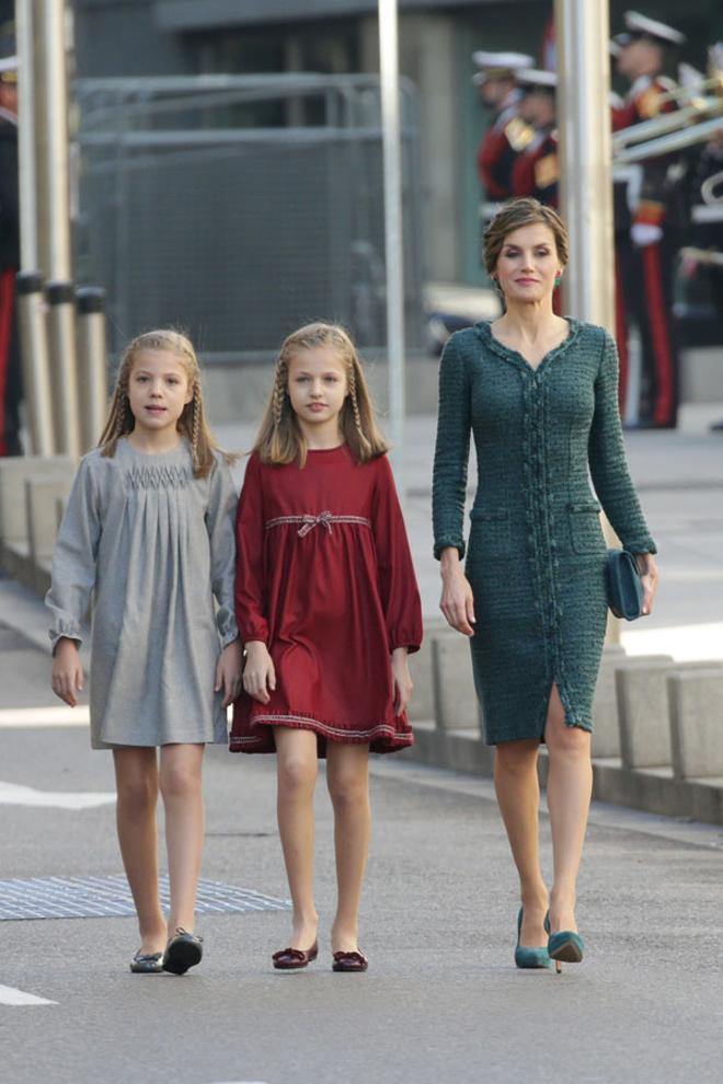 Letizia Ortiz de Felipe Varela junto a sus hijas en la ceremonia de Apertura de la XII Legislatura