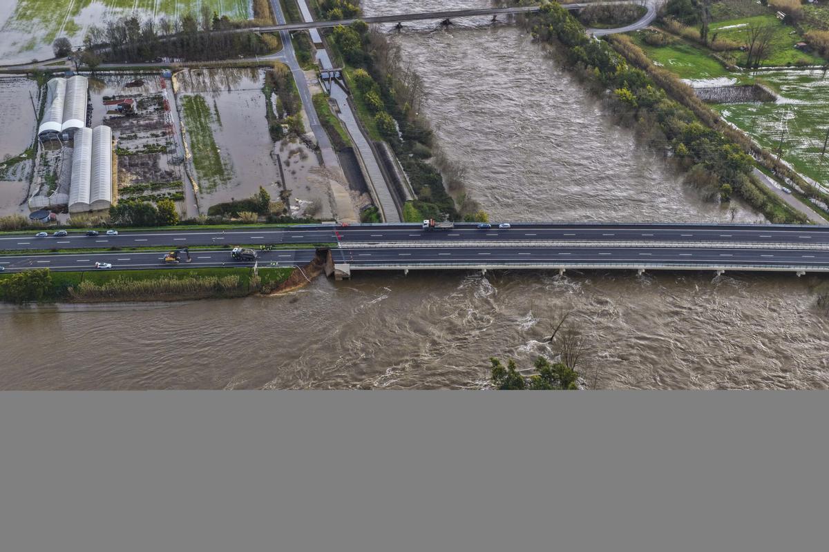 La autovía A1, que une Lisboa con Oporto, colapsada a la altura del dique que se rompió ayer en el río Mondego, en la zona de Casais cerca de Coimbra.