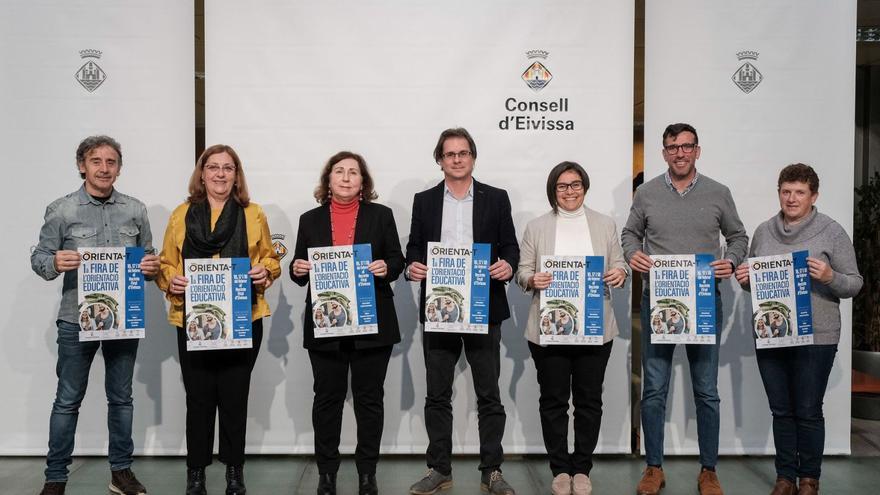 Representantes de Educación y del Consell de Eivissa posan con el cartel. | CIE