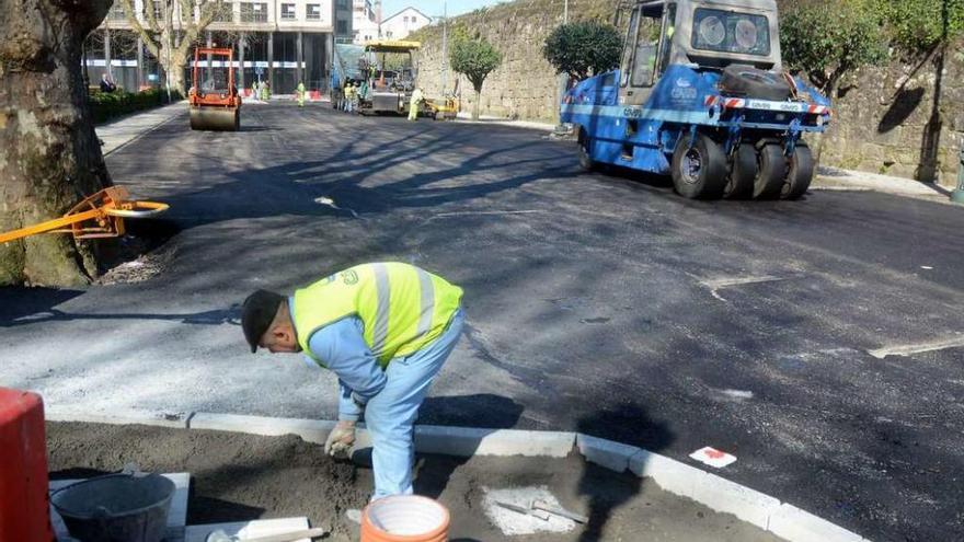 Inicio de las obras de pavimentación de toda la zona que pasará a ser peatonal. // Rafa Vázquez