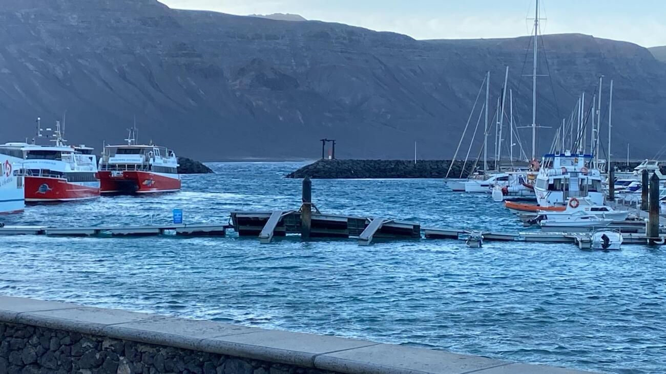 Destrozos en el Puerto de Caleta del Sebo, en La Graciosa, tras el paso de la borrasca Dorothea