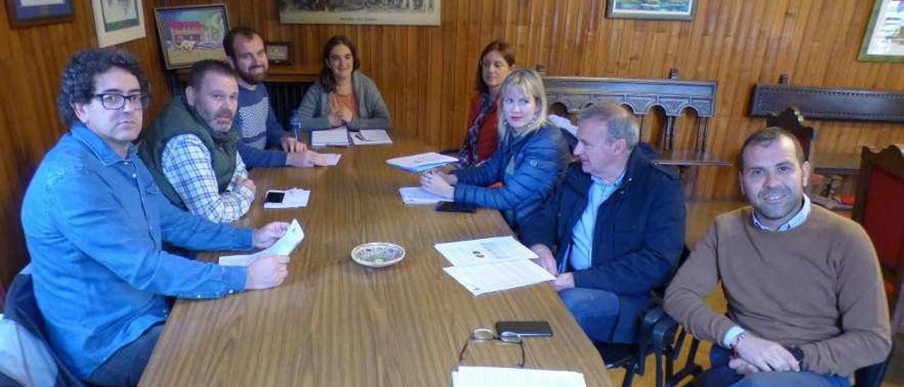 José Félix Fernández, alcalde de Amieva; José Manuel Abeledo, alcalde de Onís; Iván Allende, alcalde de Piloña; Laura Gutiérrez, concejala de Piloña; Ana Olivares; Marta Alonso, regidora de Ponga; Emilio García Longo, alcalde de Parres, y José Manuel González, regidor de Cangas de Onís, reunidos ayer en Piloña.