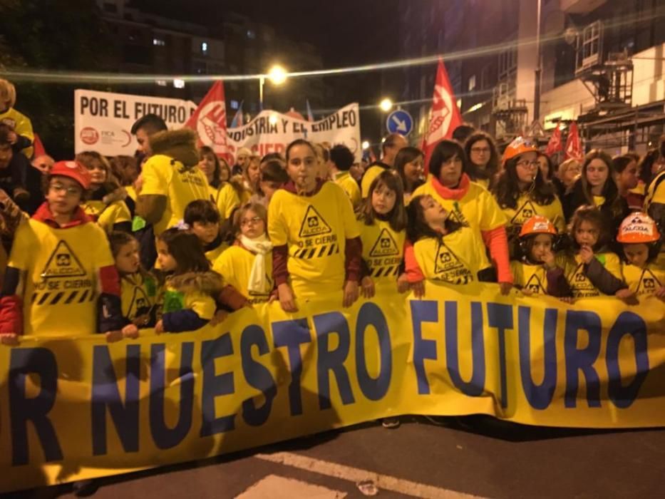 Multitudinaria marcha de "Alcoa no se cierra" en Avilés