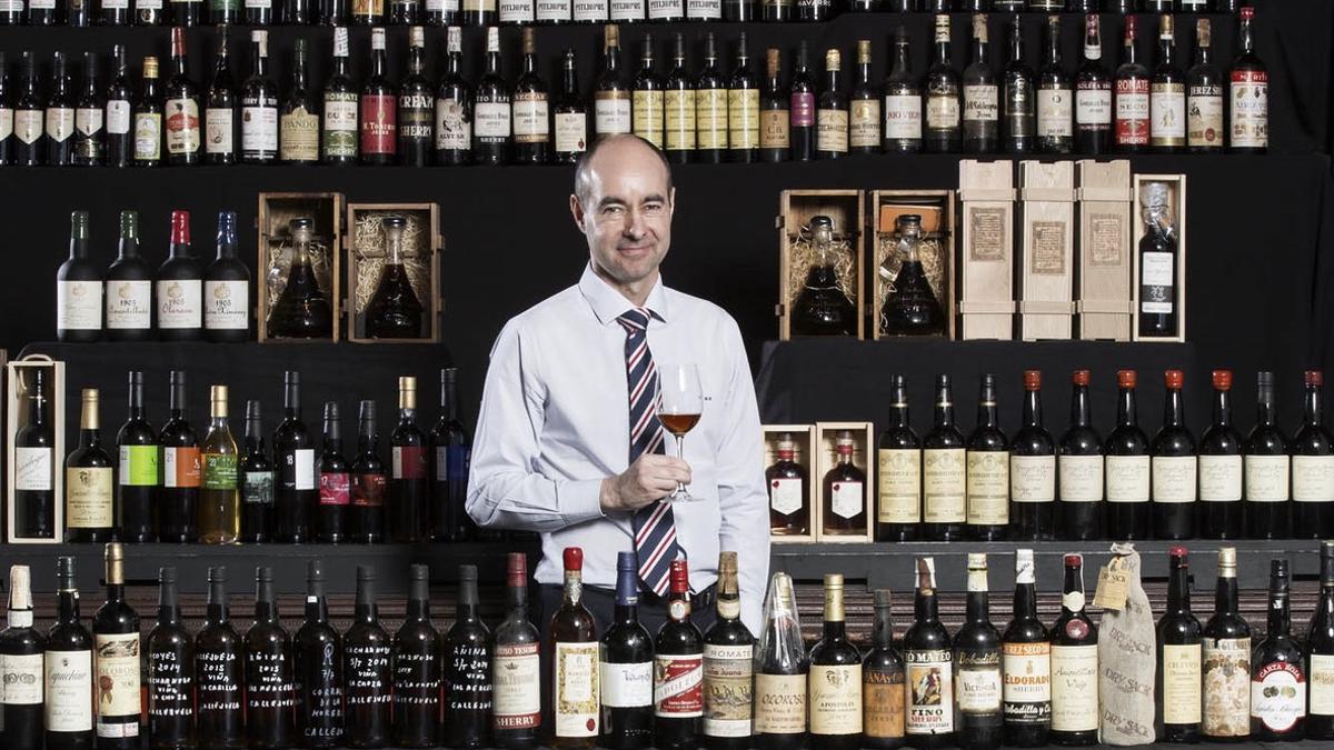 Juan Manuel del Rey, entre los vinos de la bodega del Corral de la Morería.