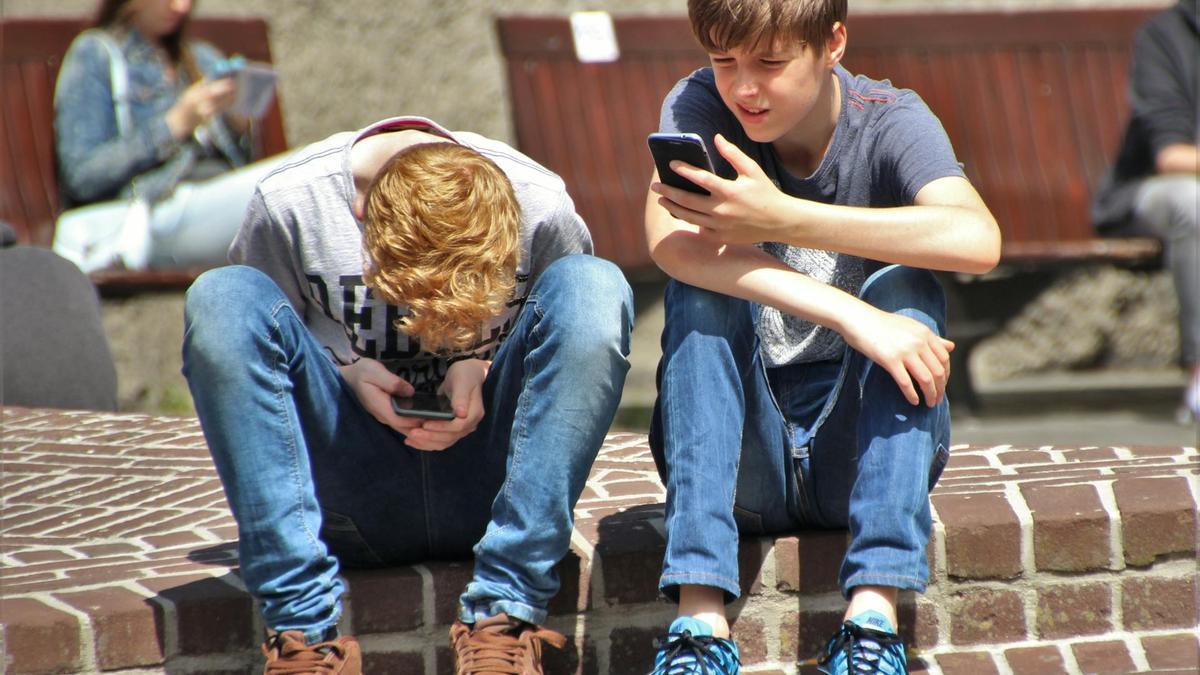 Un experto revela las 3 señales que indican un comportamiento preocupante de tu hijo en las redes sociales