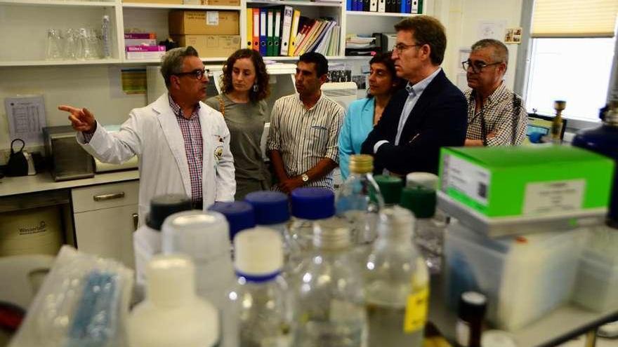 Núñez Feijóo durante la visita al laboratorio de la depuradora de Cabo de Cruz en Beluso. // G.Núñez