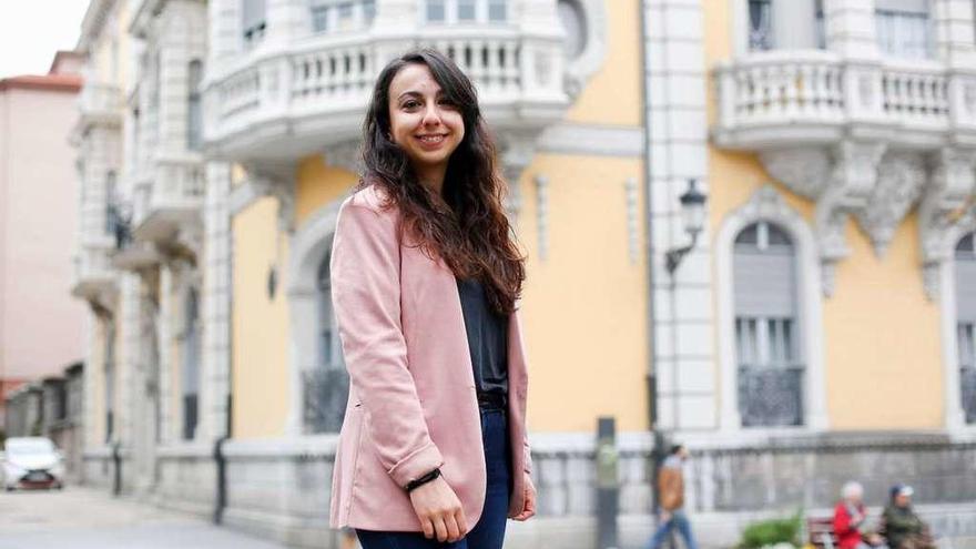 Luisa Sánchez Castellanos, ante la fachada del Conservatorio municipal de Avilés.